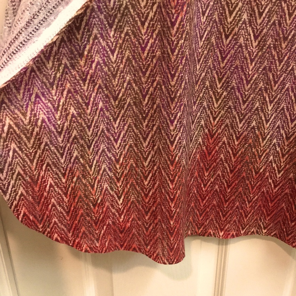 Chevron Patterned V-Neck Top with Flowy Sides - Picture 7 of 7